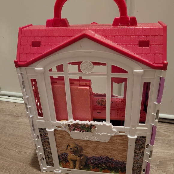 Mattel Barbie Glam Getaway Portable Doll House - Picture 2 of 11